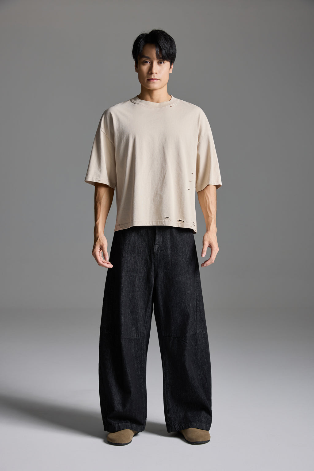 【ゆったりシルエット】LINDEN サーベルカットジーンズ ブラック | 太ももまわりが解放される 大人の男性の ストリート系デニム