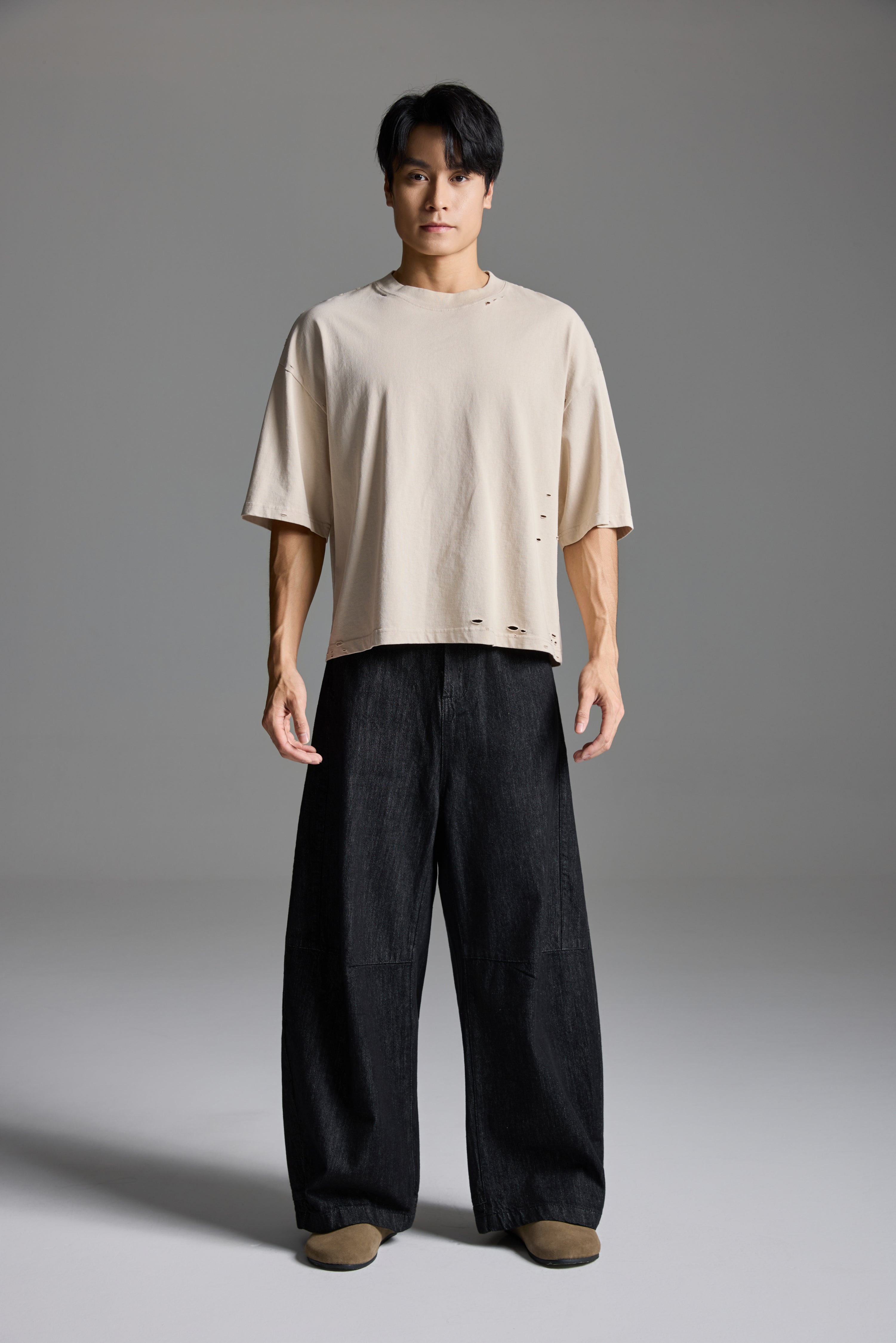 【ゆったりシルエット】LINDEN サーベルカットジーンズ ブラック | 太ももまわりが解放される 大人の男性の ストリート系デニム