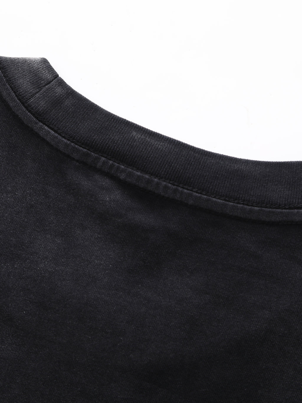 【渋谷系クール】LINDEN クロップドTシャツ ブラック | デザイン文字入りの短めシルエット