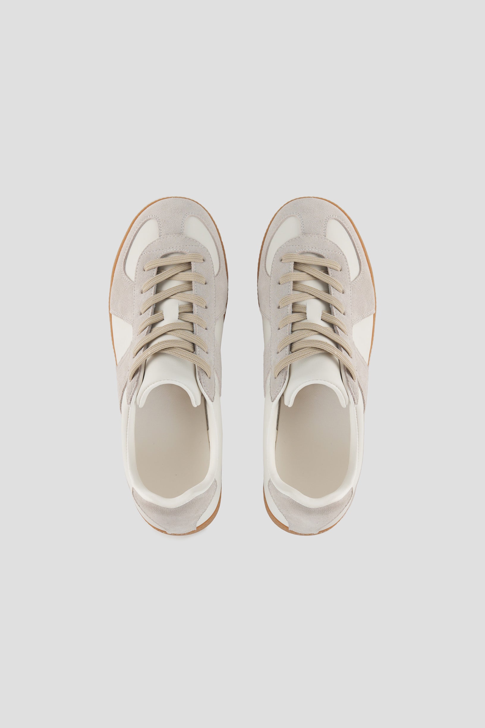 羊革を使用した、柔らかい中敷きのコンビネーションスニーカー